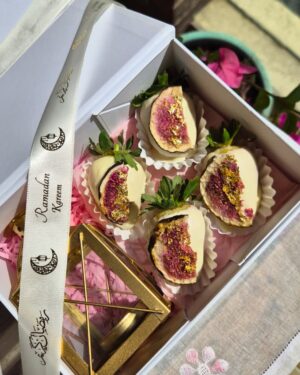 Lantern & Chocolate-Dipped Strawberry Box